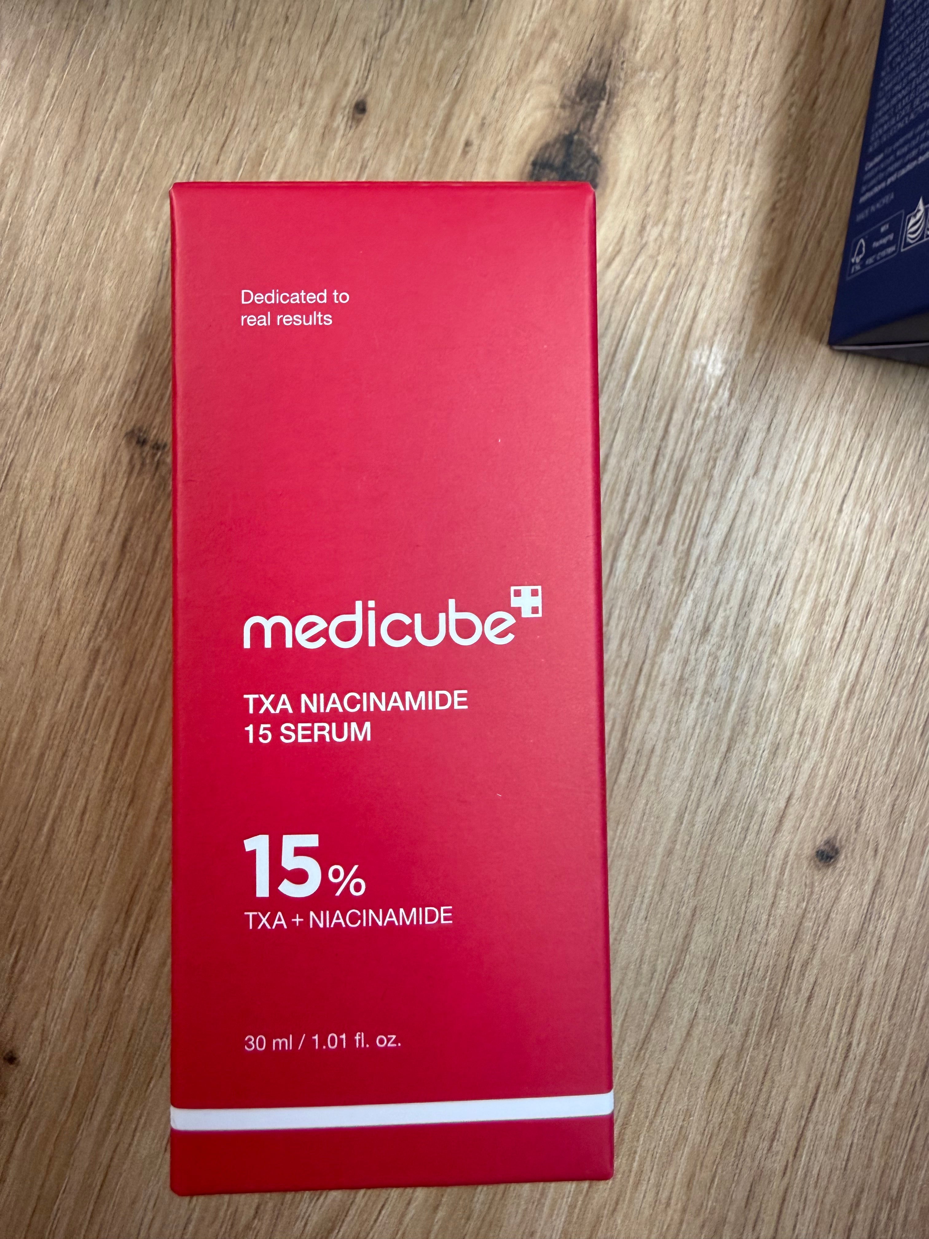 Sérum iluminador de TXA y niacinamida al 15 % de Medicube